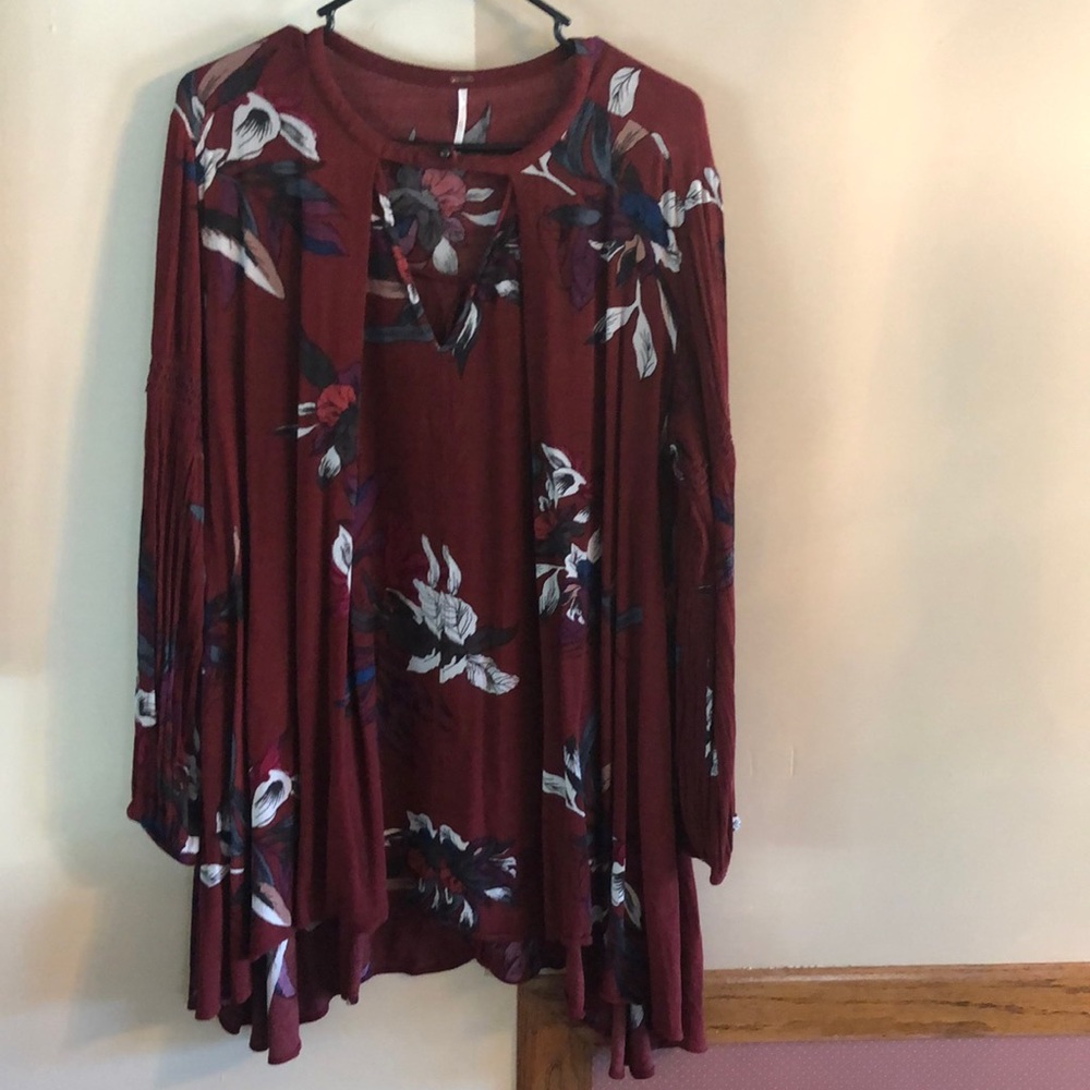 Free people flowy M medium beautiful maroon floral blouse